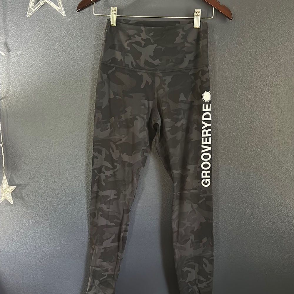 Groove Black High-Waisted Leggings with Subtle Camo